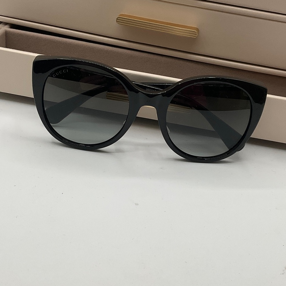 Gucci Black Oversized Sunglasses - Picture 4 of 10